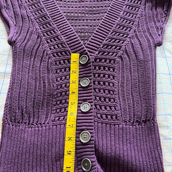 Mudd Knit/Crotchet Short 1/4” Sleeve V-neck Top - Picture 5 of 9